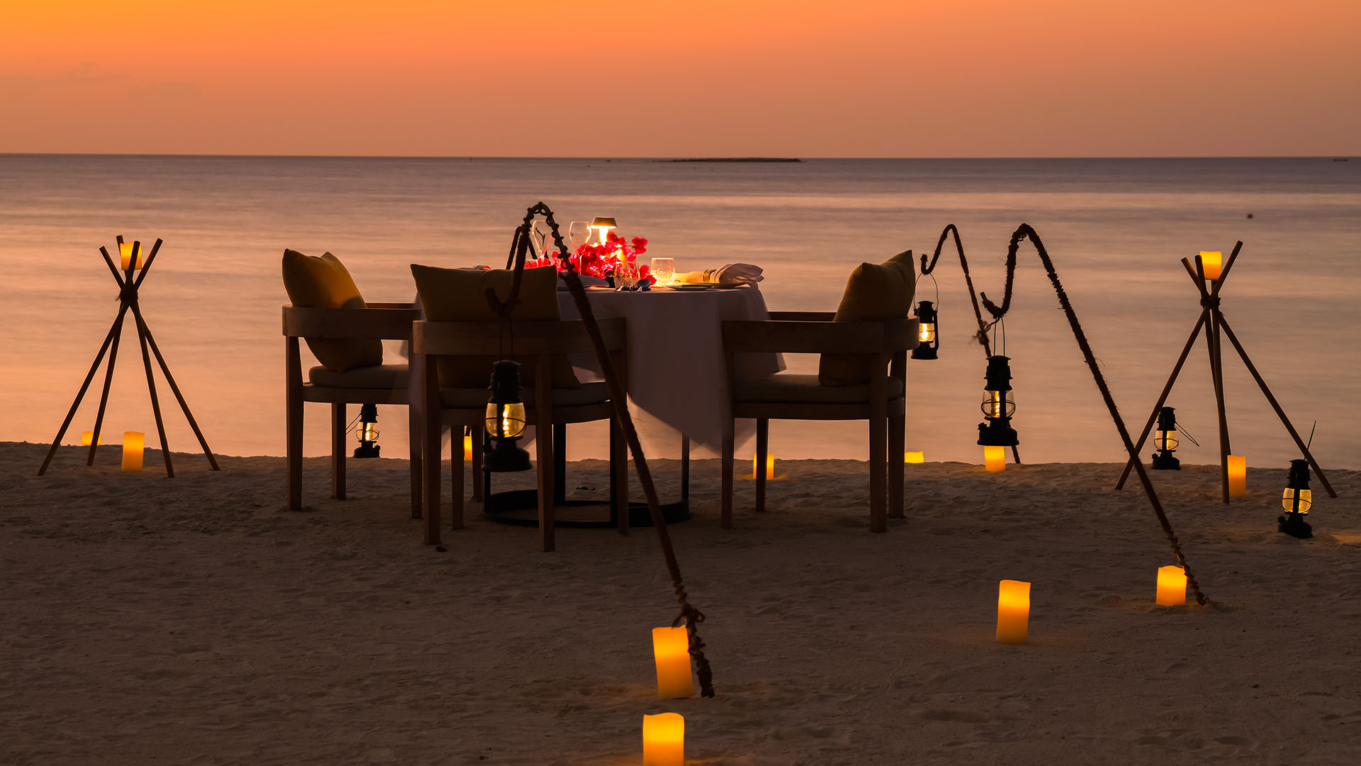 Romantic beach dinner set up at Kuda Villingili's stunning beach